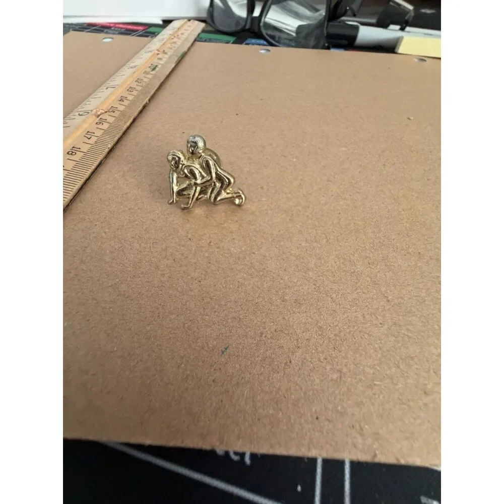 Vtg. Gold tone wrestling figure pin with two wrestlers